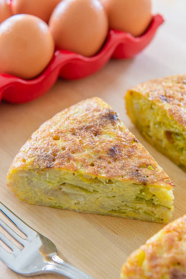 Spanish Tortilla (Potato Egg Omelette Recipe) - Fifteen Spatulas