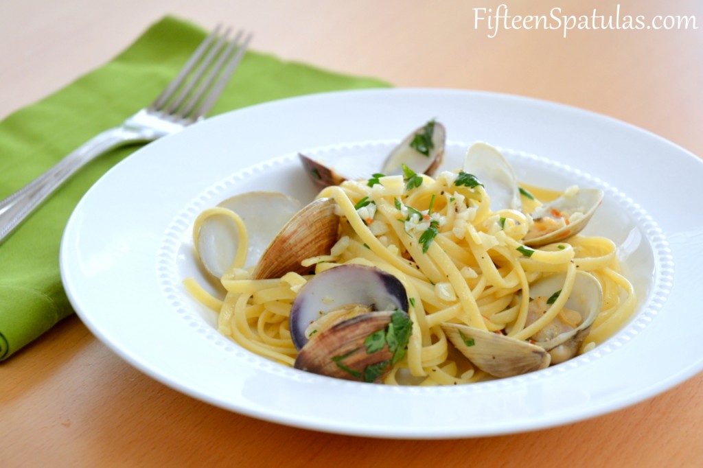 Linguine alle Vongole (with Clam Cleaning Tips) - Fifteen Spatulas