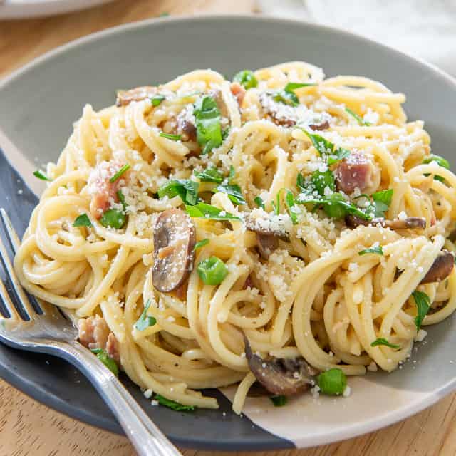 Spaghetti Carbonara (Quick 25-Minute Recipe) - Fifteen Spatulas