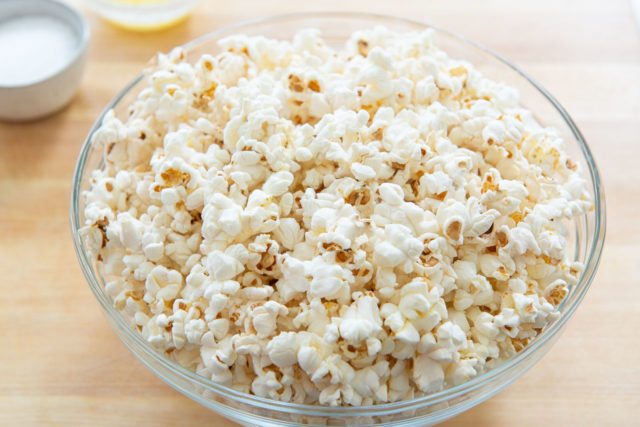 https://www.fifteenspatulas.com/wp-content/uploads/2013/03/How-to-Make-Popcorn-on-the-Stove-2-640x427.jpg