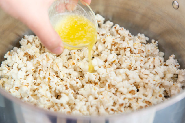 https://www.fifteenspatulas.com/wp-content/uploads/2013/03/How-to-Make-Popcorn-on-the-Stove-7-640x427.jpg