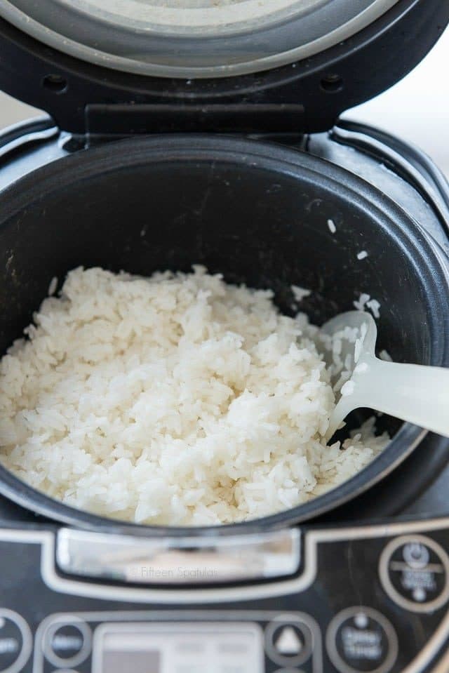 https://www.fifteenspatulas.com/wp-content/uploads/2016/06/How-to-make-sushi-rice-in-a-rice-cooker--640x959.jpg