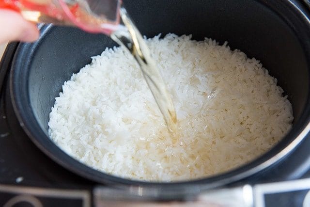 https://www.fifteenspatulas.com/wp-content/uploads/2016/06/How-to-make-sushi-rice-in-a-rice-cooker-6-640x427.jpg