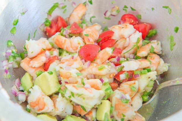 https://www.fifteenspatulas.com/wp-content/uploads/2016/10/Lime-Shrimp-Avocado-Salad-Skinnytaste-Cookbook-4-640x427.jpg