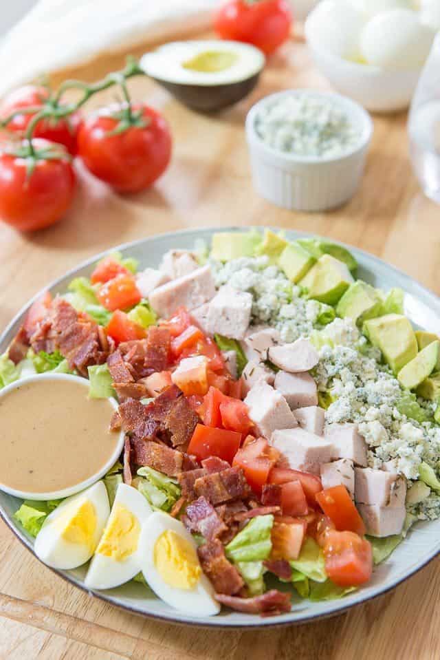 https://www.fifteenspatulas.com/wp-content/uploads/2018/03/Cobb-Salad-Fifteen-Spatulas-4-640x959.jpg