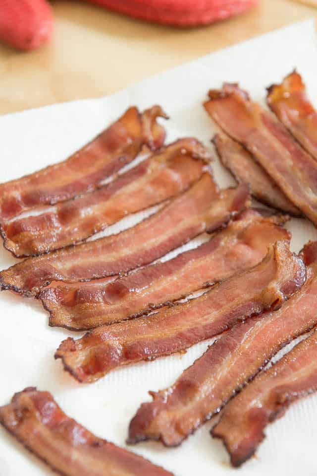 https://www.fifteenspatulas.com/wp-content/uploads/2018/06/Cooking-Bacon-In-The-oven-Fifteen-Spatulas-1-640x959.jpg