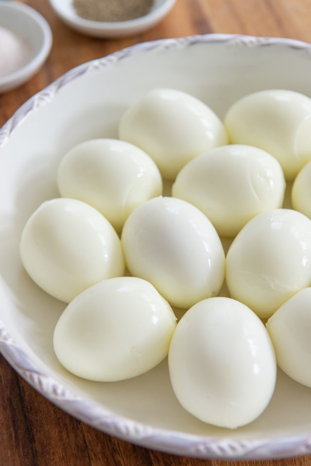 https://www.fifteenspatulas.com/wp-content/uploads/2021/02/Hard-Boiled-Eggs-3-640x959.jpg