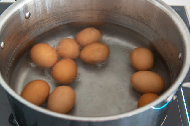 https://www.fifteenspatulas.com/wp-content/uploads/2021/02/Hard-Boiled-Eggs-6-640x427.jpg