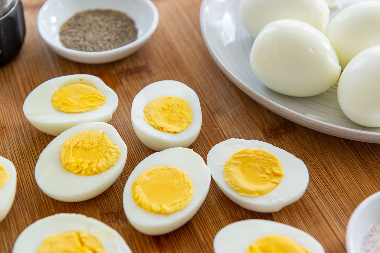 https://www.fifteenspatulas.com/wp-content/uploads/2021/02/Hard-Boiled-Eggs-9.jpg