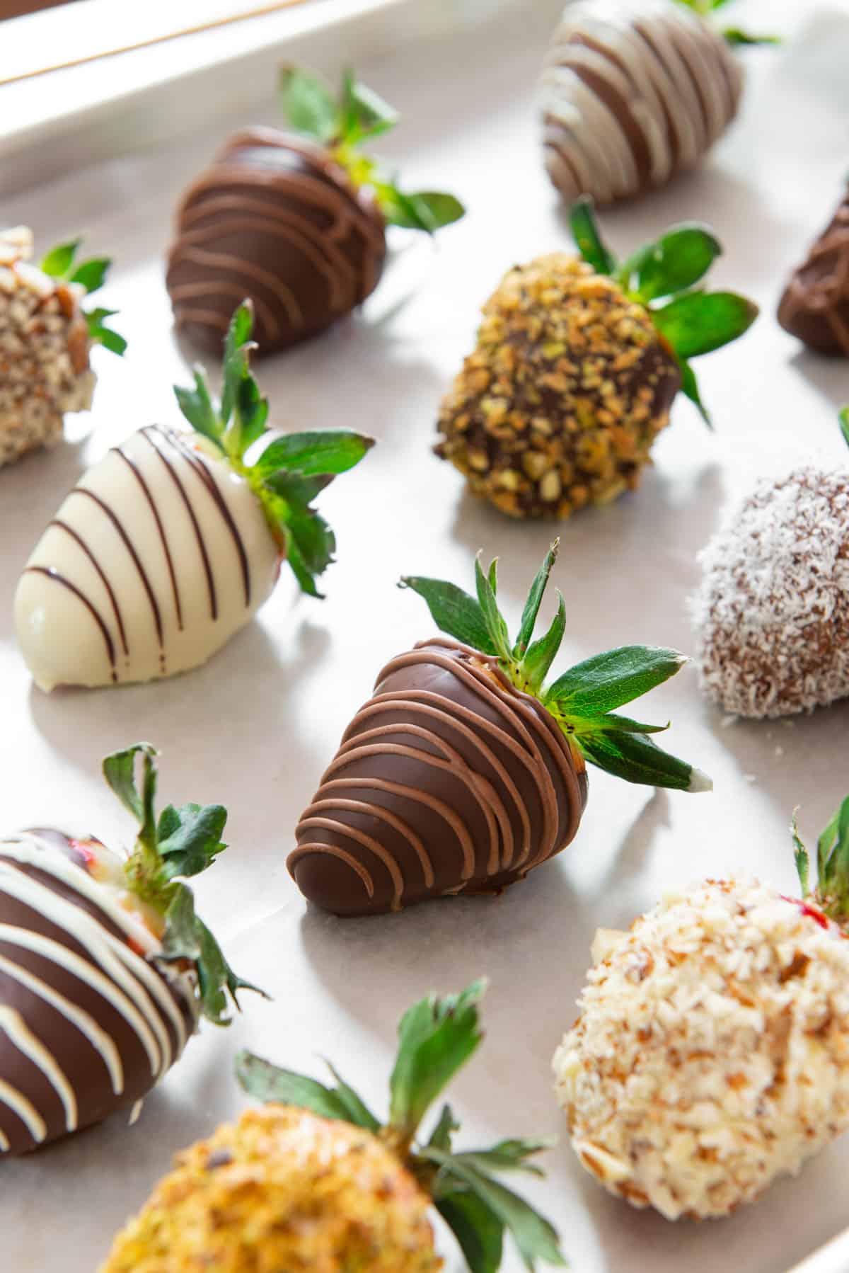 https://www.fifteenspatulas.com/wp-content/uploads/2021/07/Chocolate-Covered-Strawberries-1.jpg