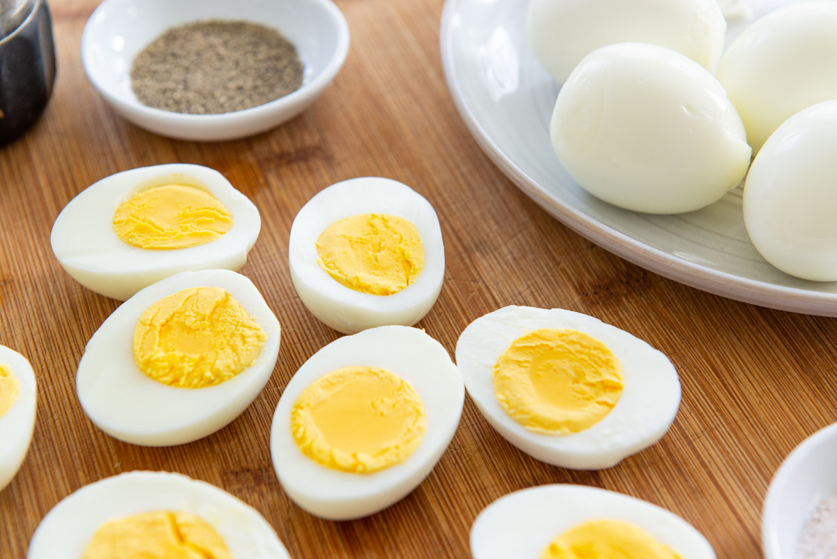 Easy Hard Boiled Eggs (Ready In 30 Minutes) - Easy Low Carb